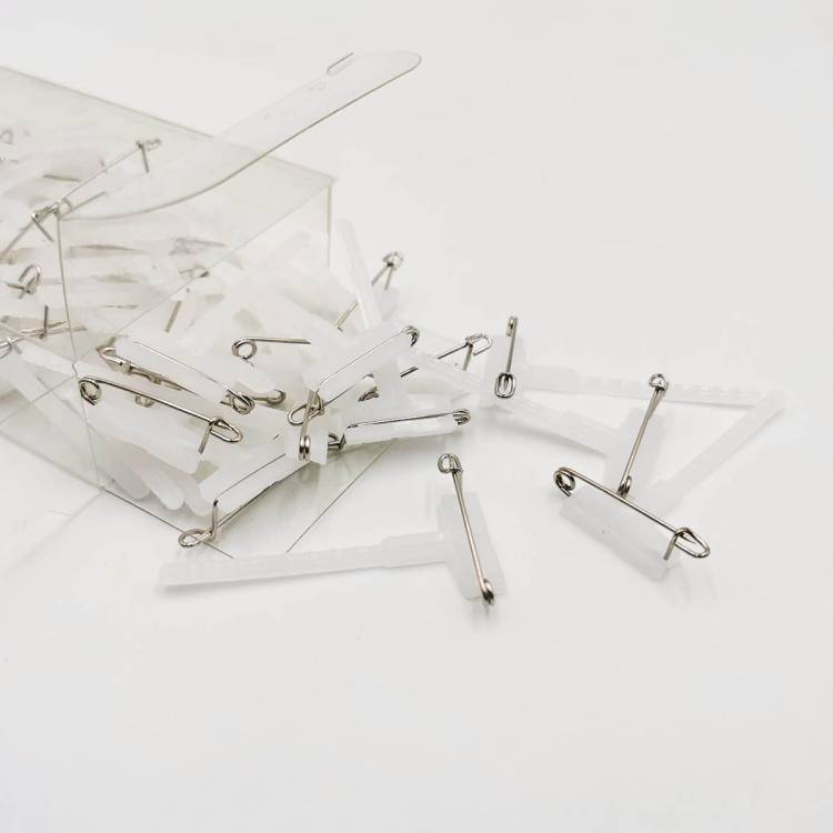 Przypinka biała paczka.jpg