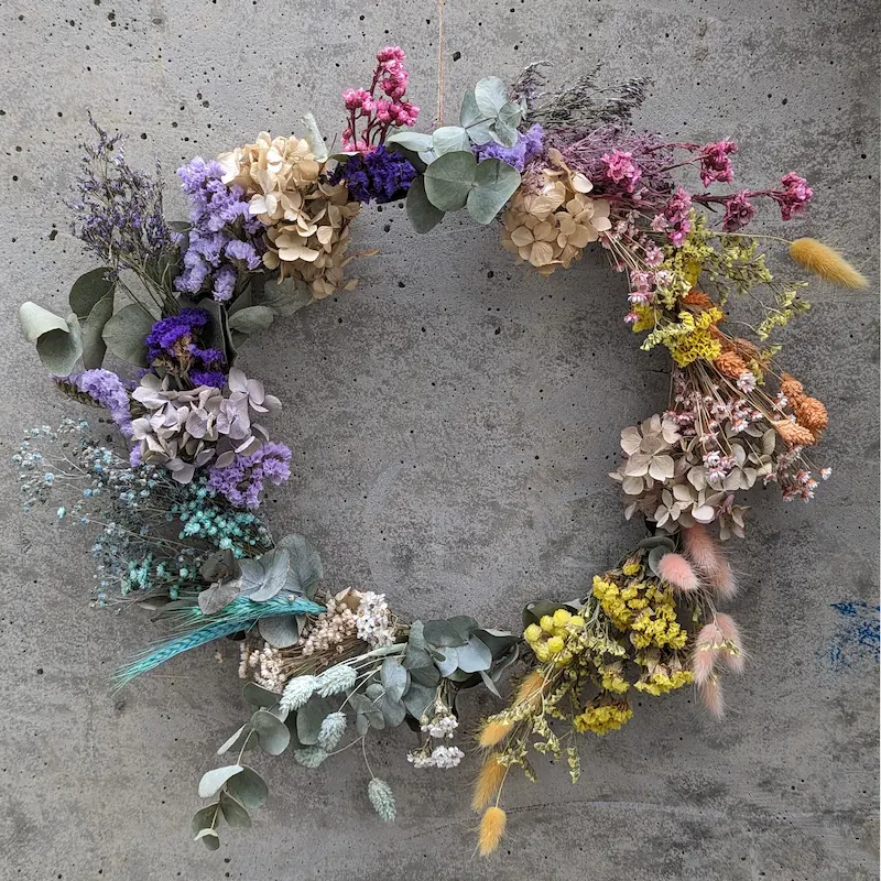 Wreaths made of dried and preserved flowers – decoration for doors, headpieces and interiors all year round